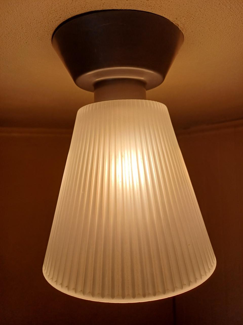 Twee Ikea (plafond)lampen met (geribbeld) wit, glazen kap