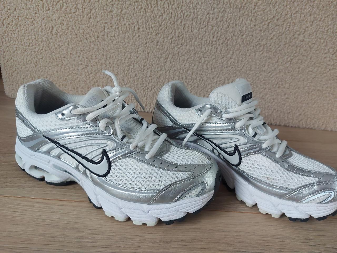 Nike air max moto 2k