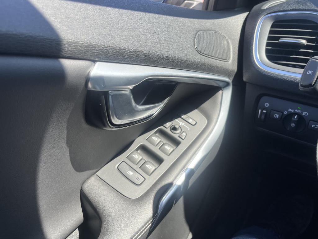 Volvo V40 1.5 t3 polar+ r-design sport pano navi trekhaak automaat