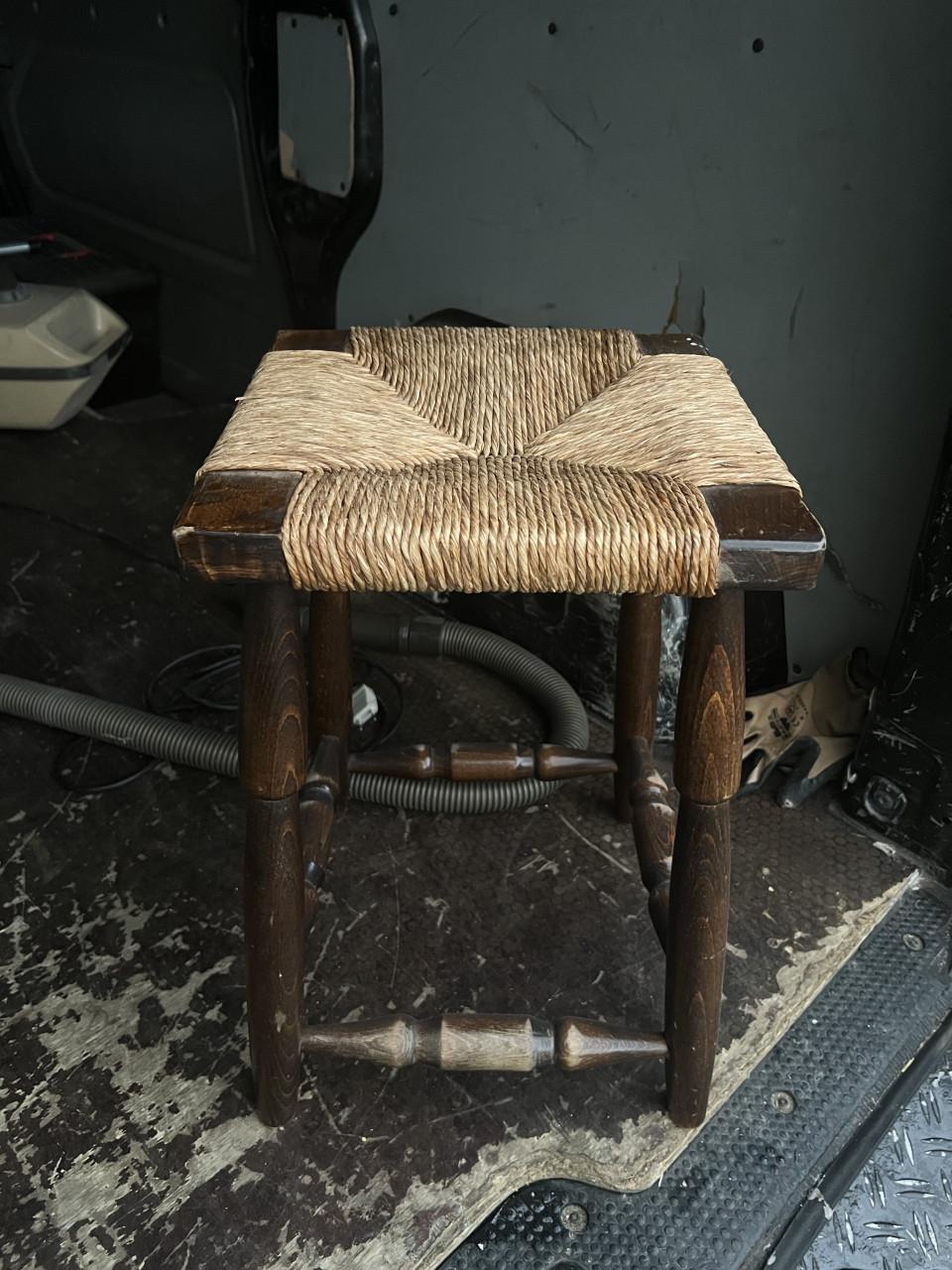 Rustiek krukje van hout en stro uit 1950