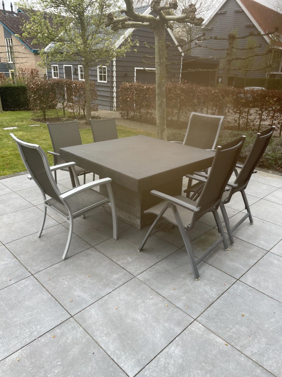 Betontafel met aluminium stoelen