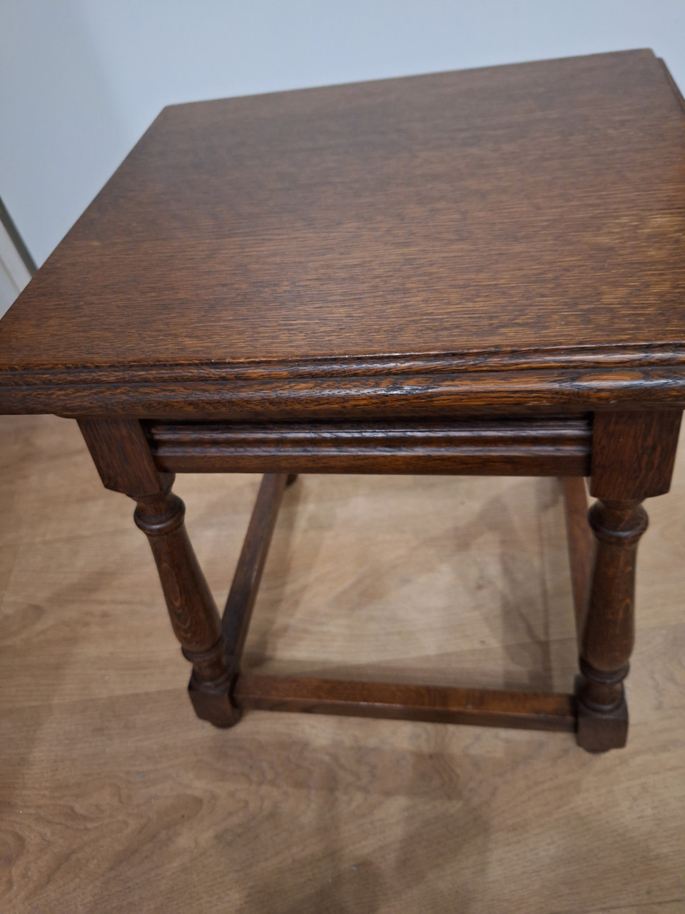Houten tafeltje met lade
