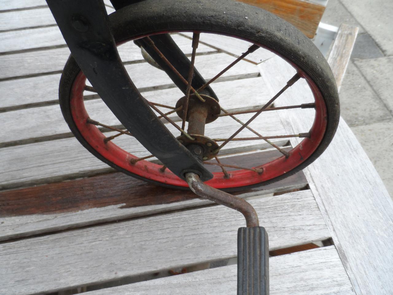 Antieke driewieler +/_ 75 jaar oud