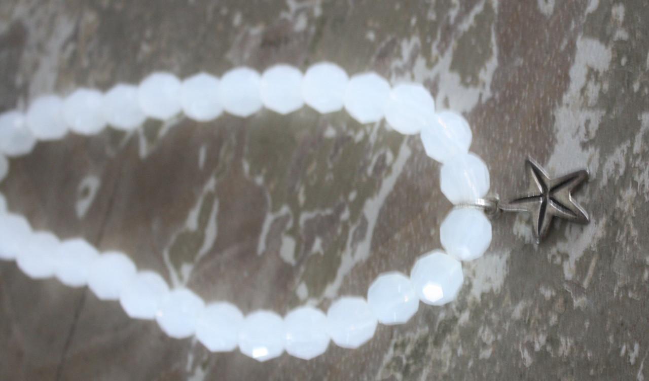 Armbandje rekbaar met witte kralen en zeesterbedeltje