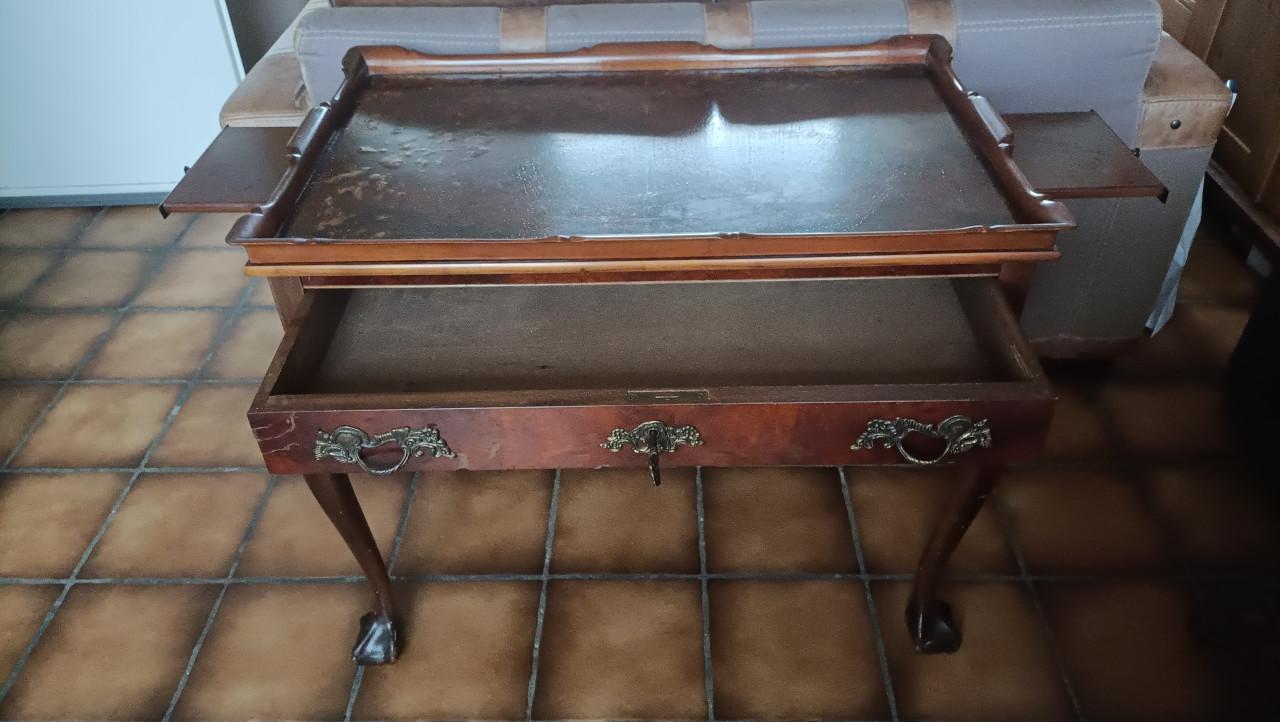 Antieke (walnotenhouten) theetafel.