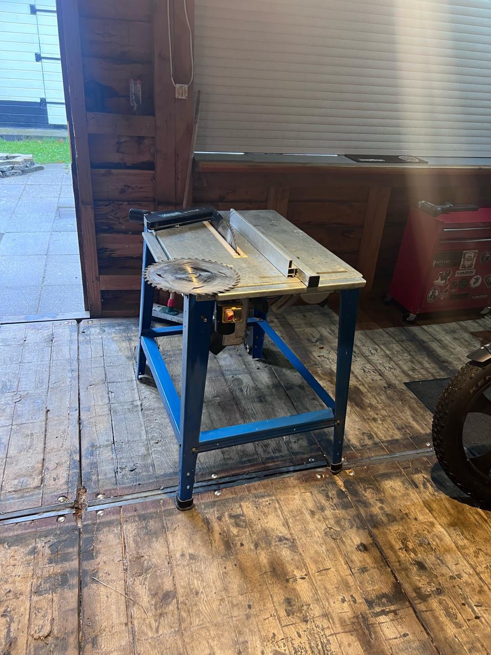 Zaagtafel  €125,00 met extra zaagblad echt geen kleine Jongen