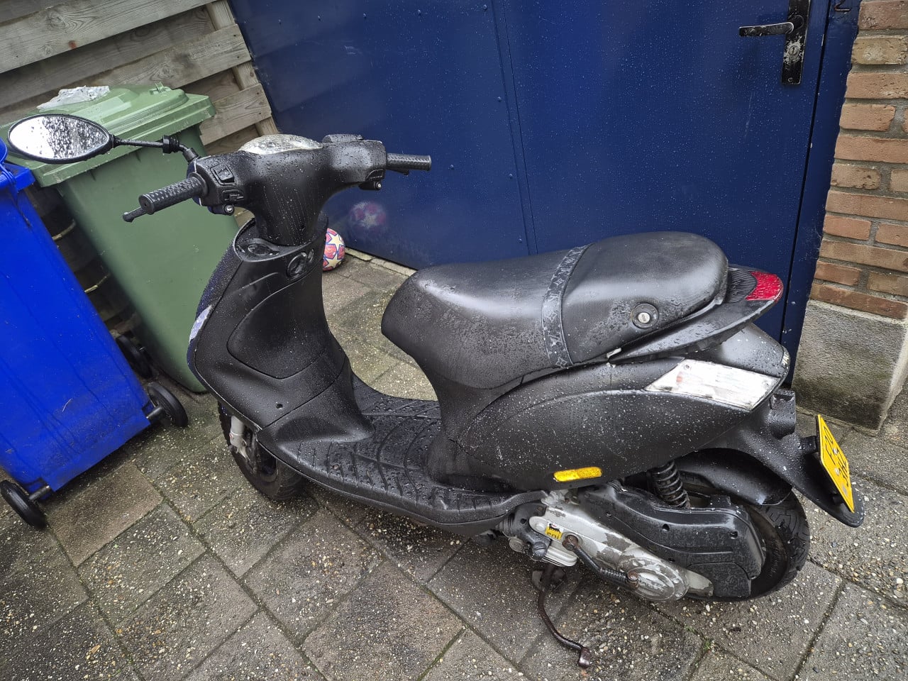 Piaggio Zip Mat Zwart | Kenteken F-203-HZ | Rijdt Goed