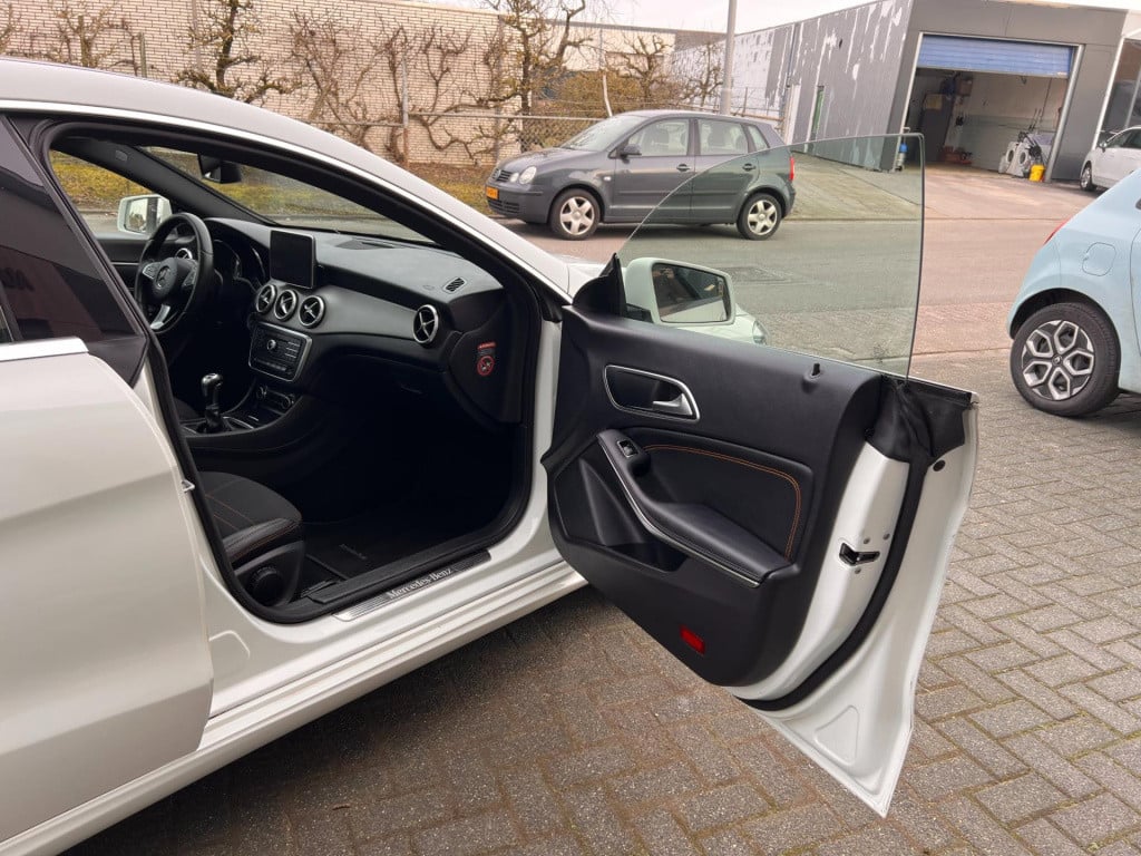 Mercedes-Benz Cla 180 business solution amg