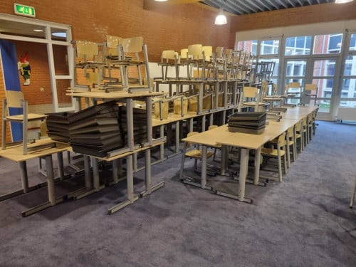 Diverse tafels en stoelen (school)