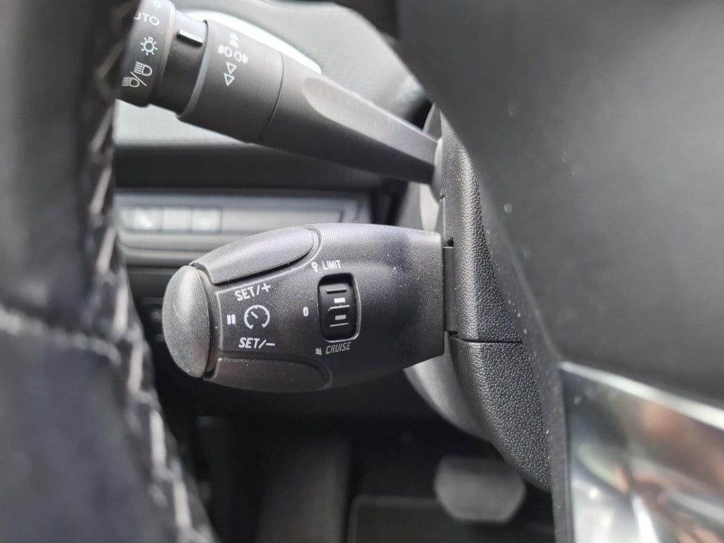Peugeot 208 1.2 tech edition 110 eat6 automaat nav/clim/cam/lm