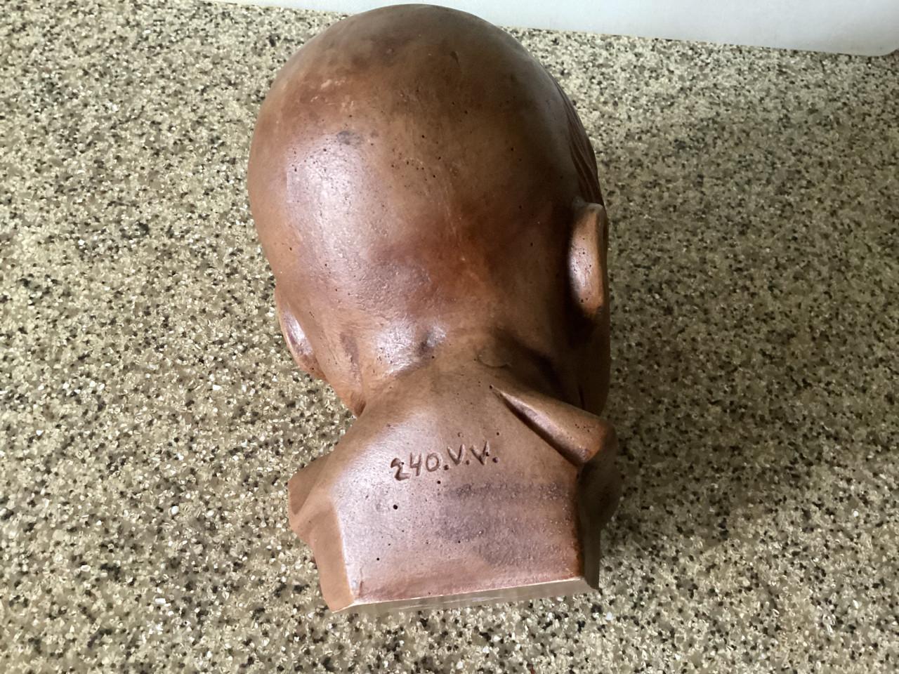 Massief kinderkopje. Kleur: bruin.