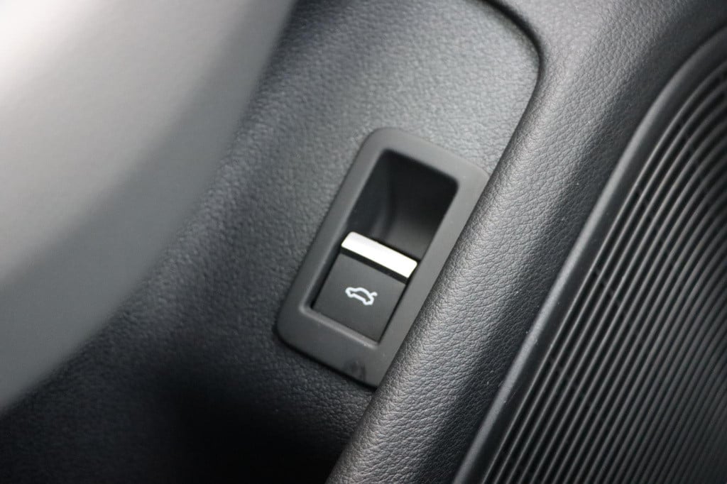 Audi A4 limousine 35 tfsi launch edition sport