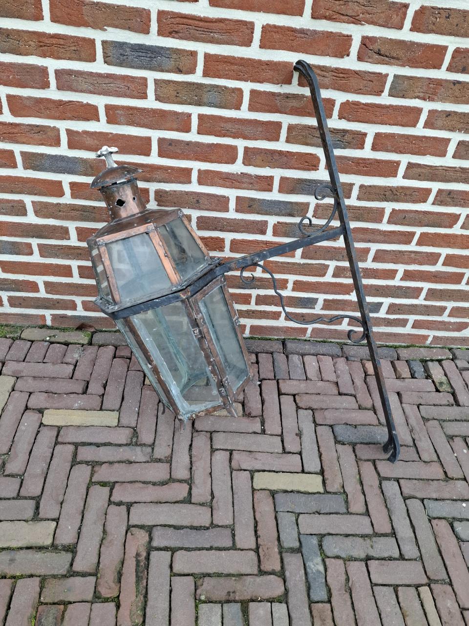 Grote oude gevel lamp