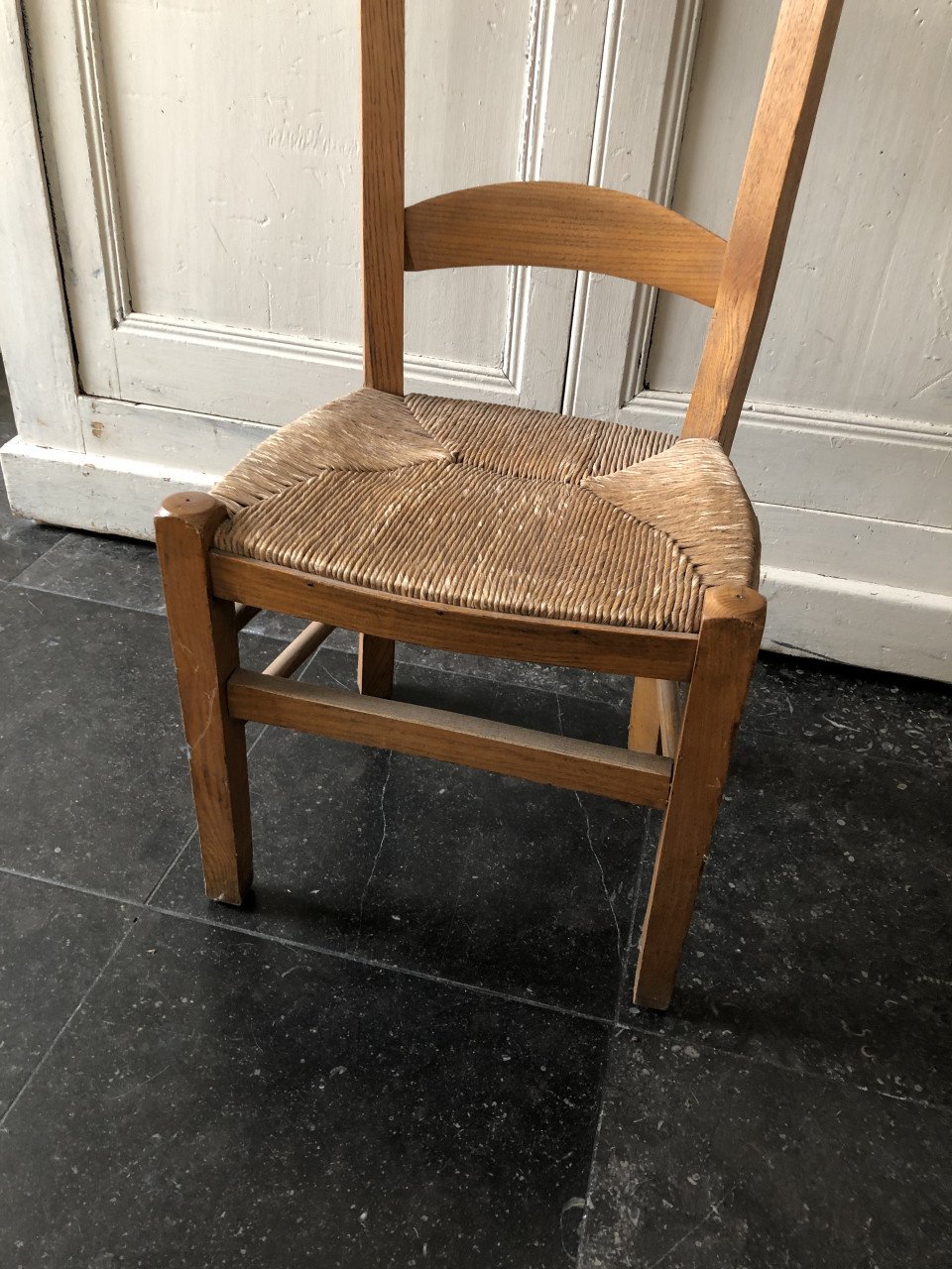 Lief oud brocante kerk/bidstoeltje met biezen zitting en liedboek houder