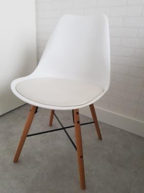 Stoel cremekleur met houten poten