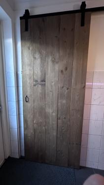 Steigerhouten roldeur met railsysteem