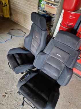 Twee dikke Recaro sportstoelen