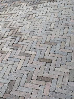 Gratis af te halen: 25 m2 betonnen klinkers