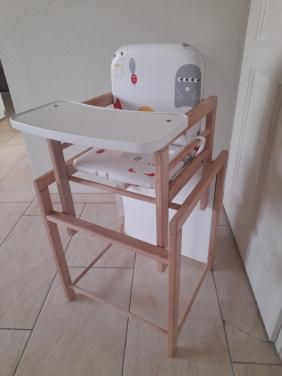 Kinderstoel (ook als stoel en tafel te gebruiken) z.g.a.n.