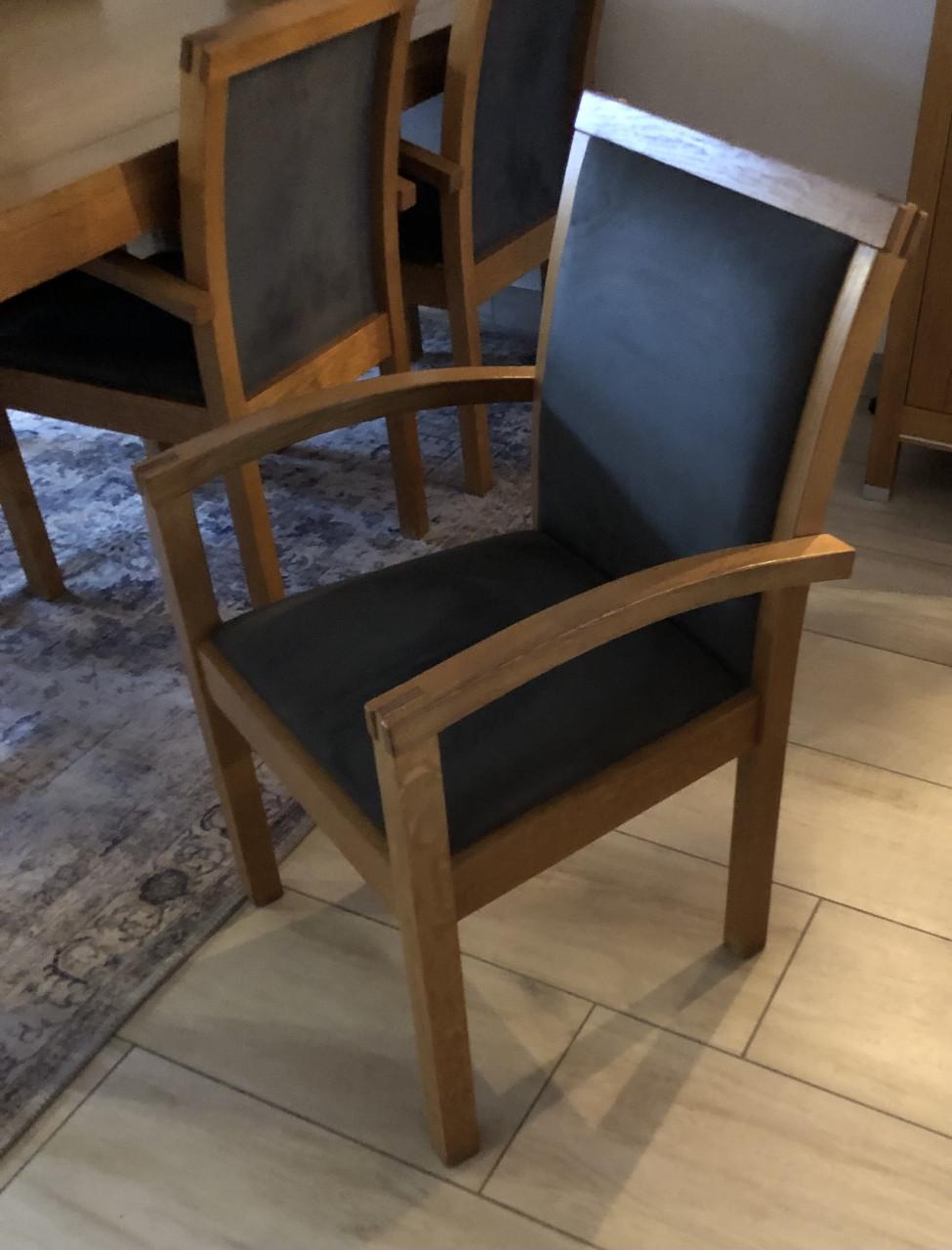 Mooie 2/3 pers bank en kasten tafels stoelen