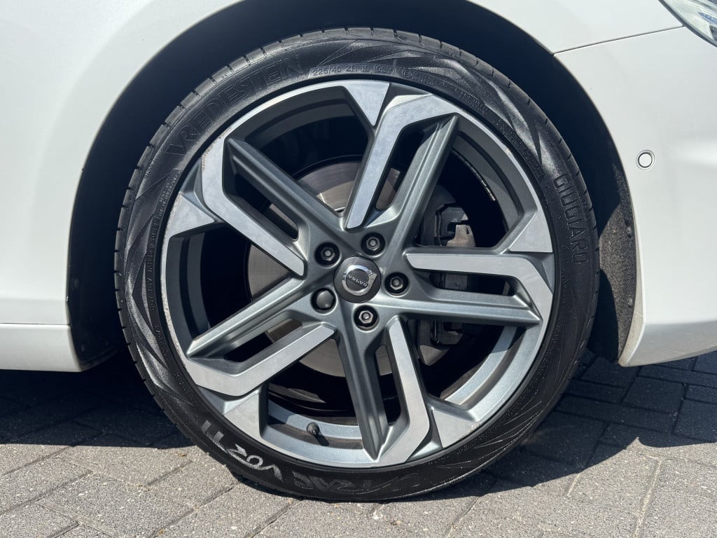 Volvo V40 t3 153pk polar+ sport| panodak| trekhaak| camera| h&k sound