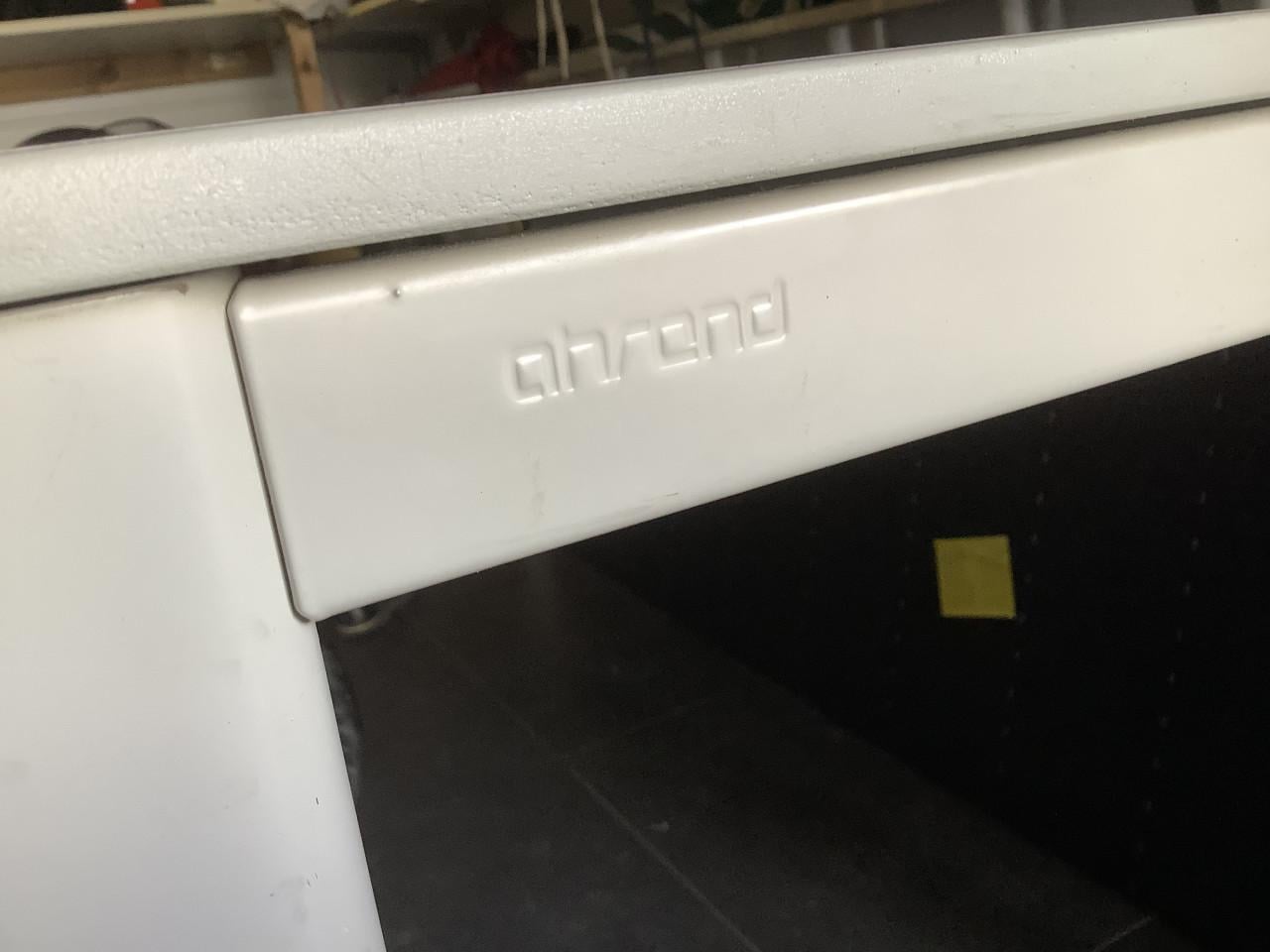 Stevige bureau tafel van het merk Ahrend. 180x80cm in de hoek oplopend