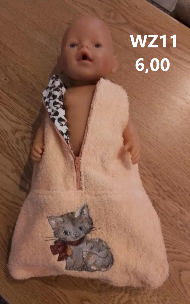Leuke poppenkleertjes baby born. Slaapzak. Opbrengst KiKa.