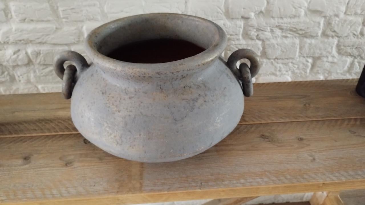 Mooie grijze pot met oren