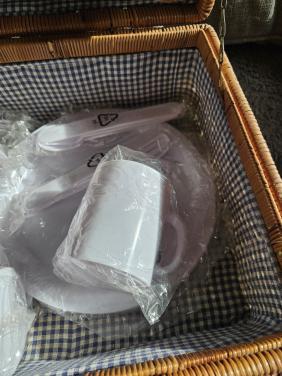 Nieuwe vintage picknickmand met servies voor 4 personen