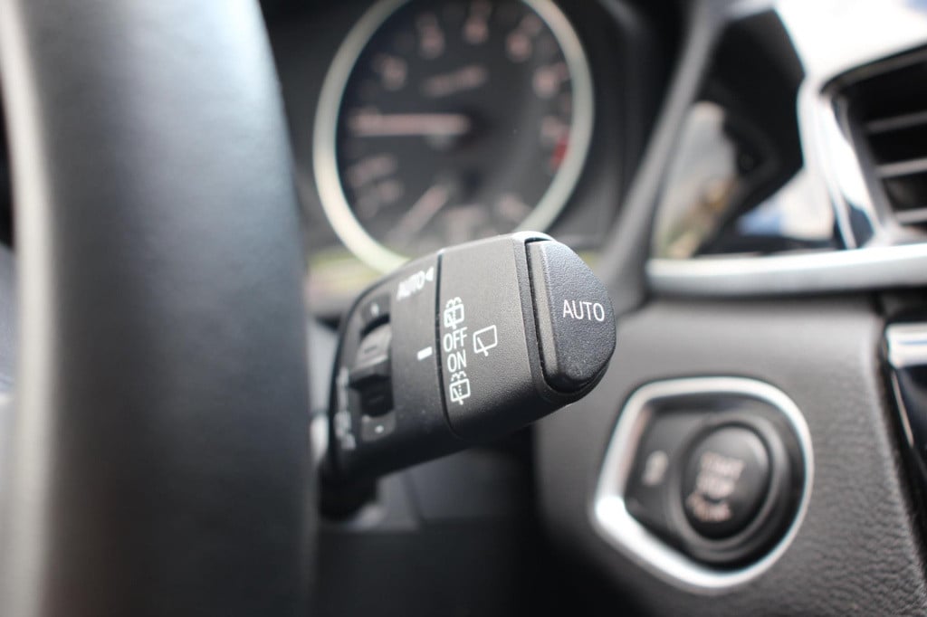 BMW X1 xdrive20i sport line automaat - led - pano - navi - stoel verw - cru