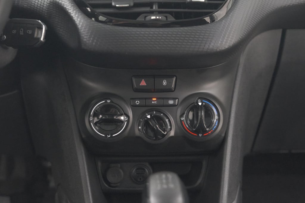 Peugeot 2008 puretech 82 blue lion | trekhaak | panoramadak | navigatie | p