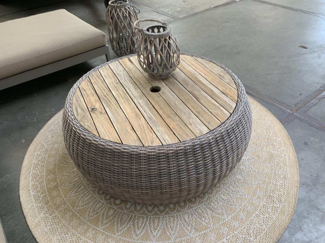 Loungeset met kussens en tafel.