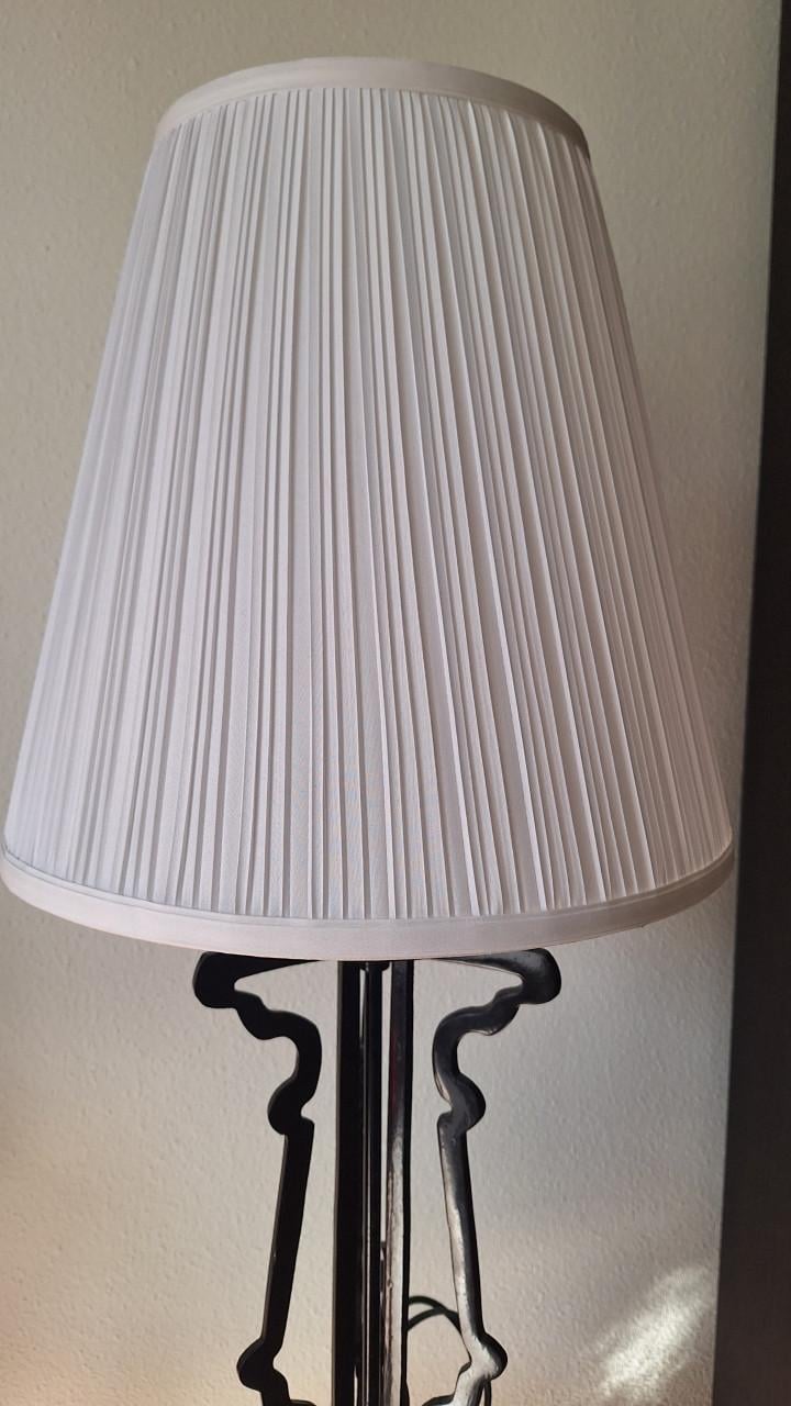 Staande schemerlamp met sierlijke zwarte voet