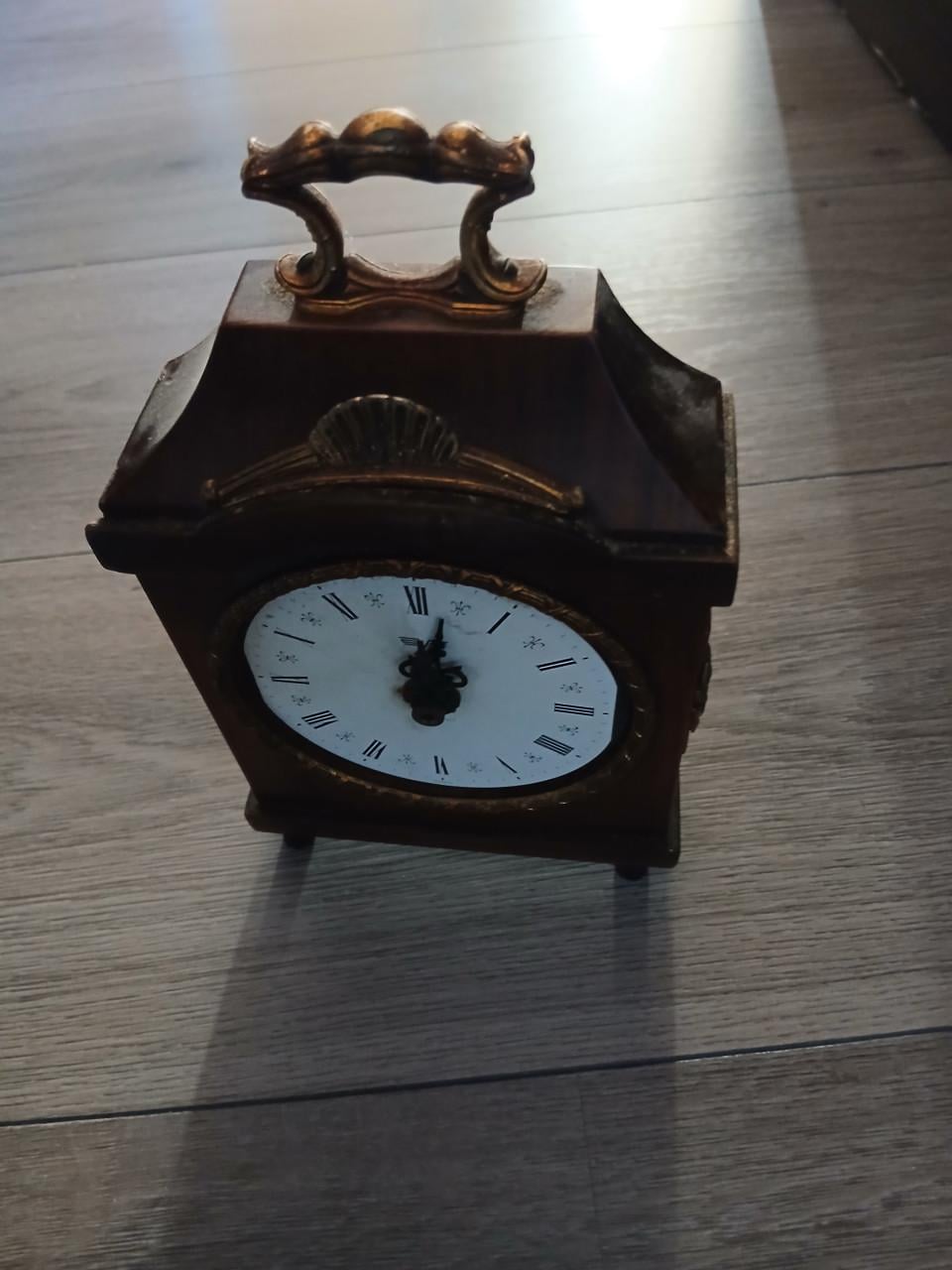 Oude houten tafelklok met Romeinse cijfers