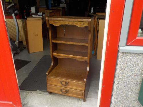 Eiken hoog nachtkastje in zeer goede staat opruimprijs 10 euro