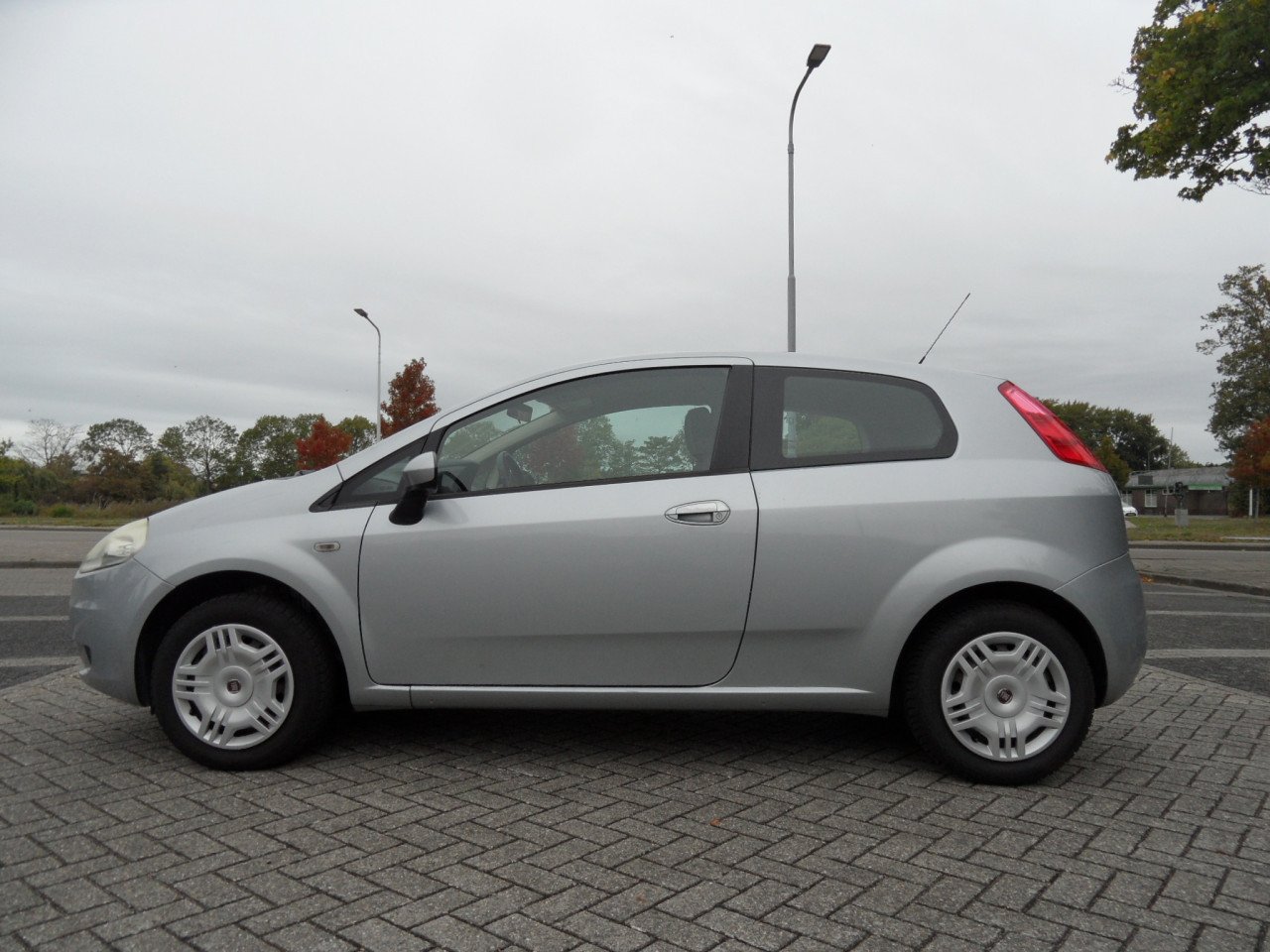 TE KOOP; FIAT Grande Punto 1.4 benzine, 77pk, handges., vrpr. 1700,-- Euro.