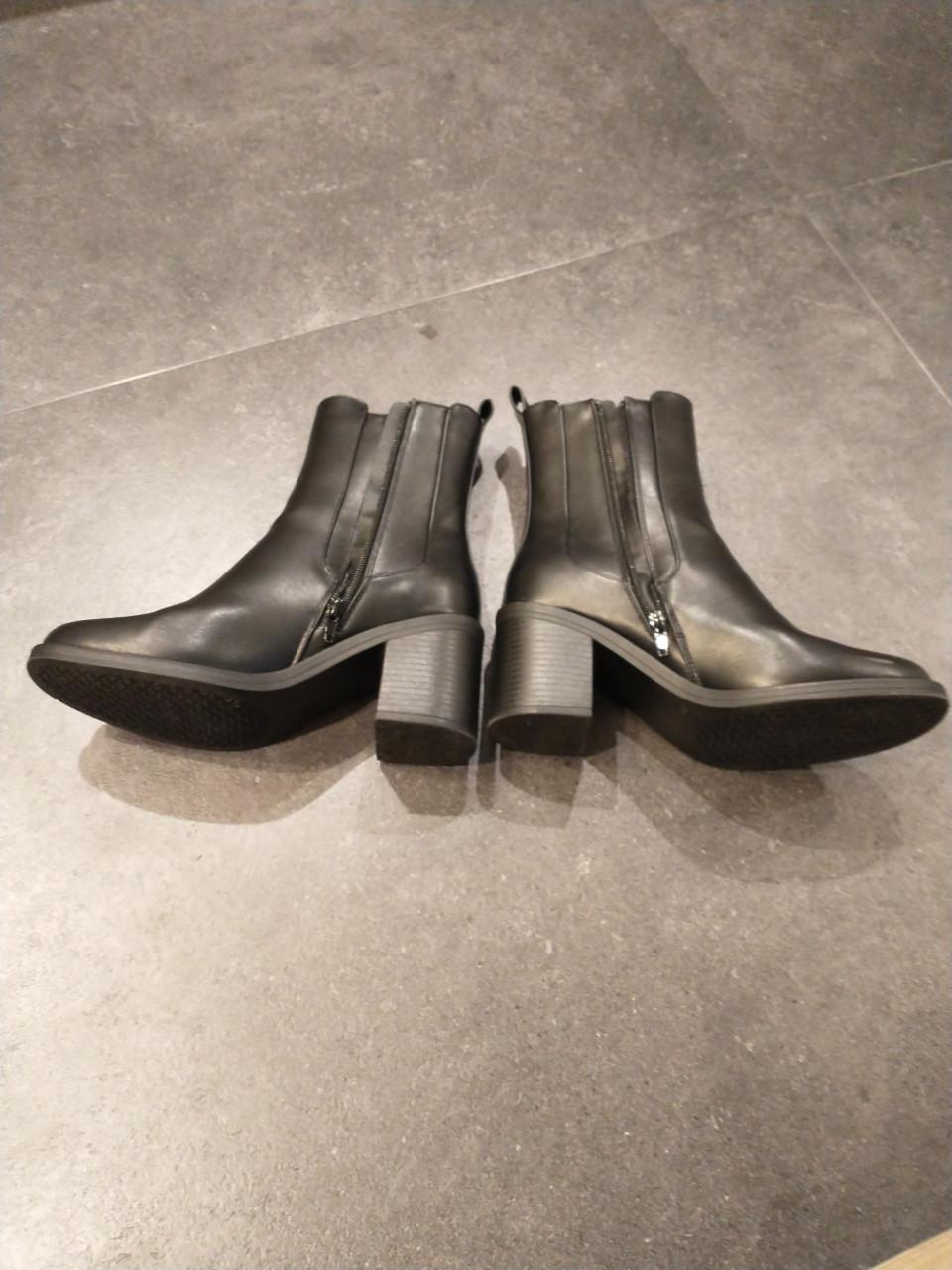 Zwarte enkellaarsjes.  Maat 39. Zo goed als nieuw. Van het merk Anna Field