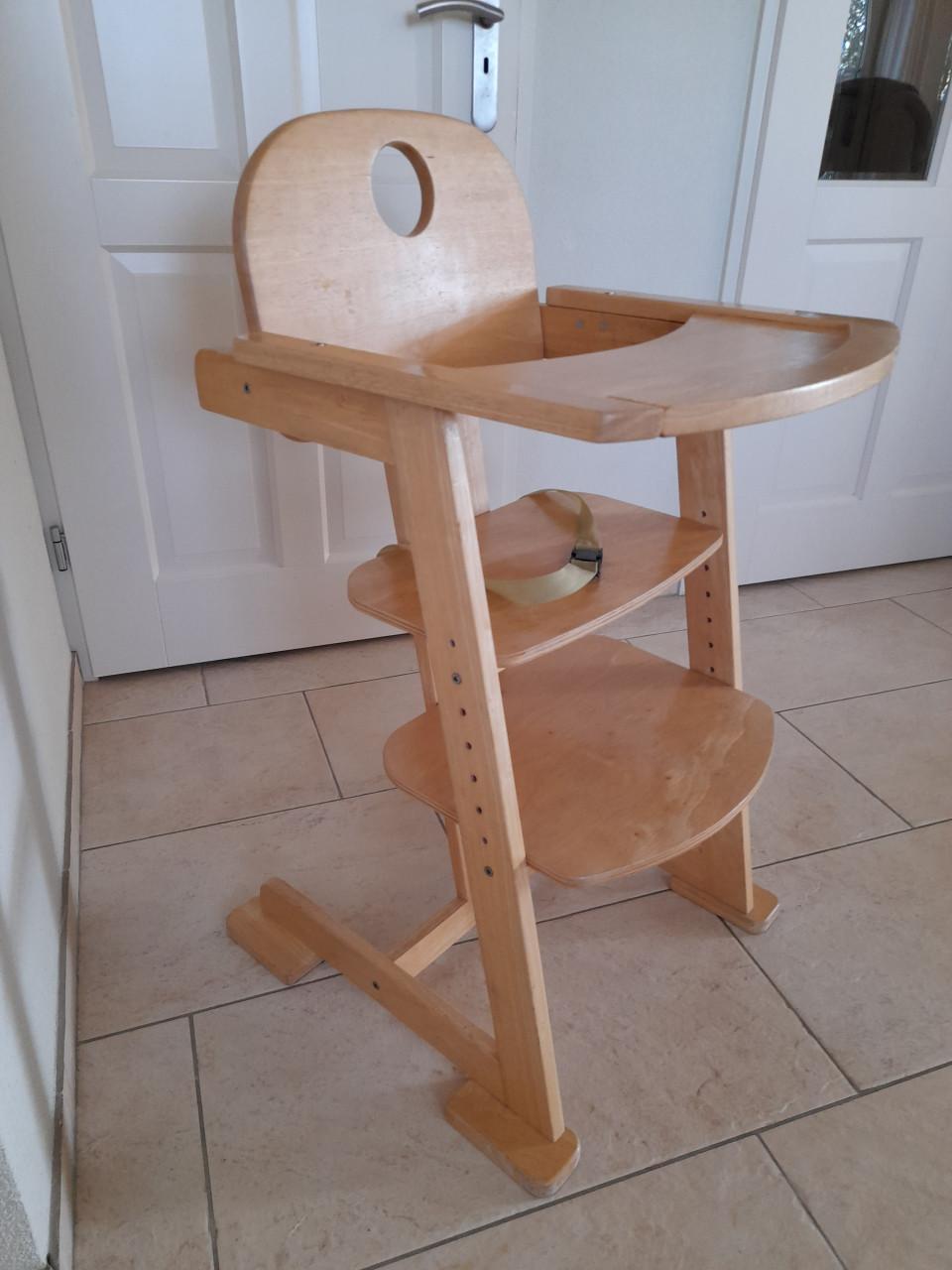 Houten Kinderstoel met gordel (verstelbaar) z.g.a.n.