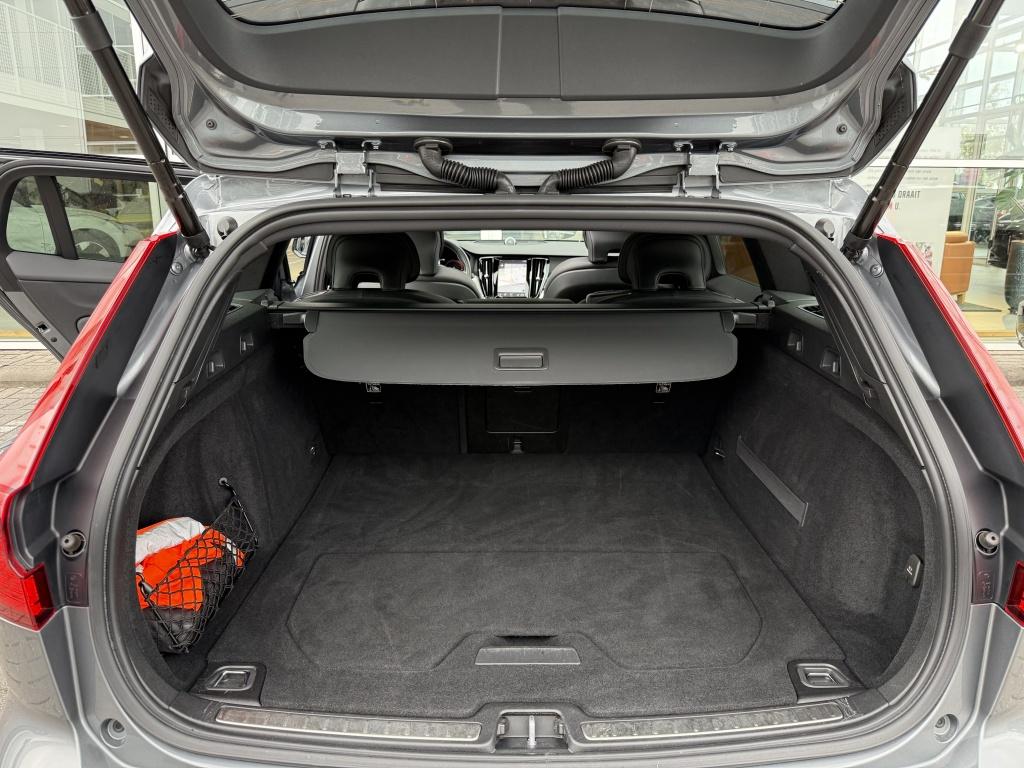 Volvo V60 t6 340pk recharge r-design| panodak| b&w sound| adap.cruise| tre