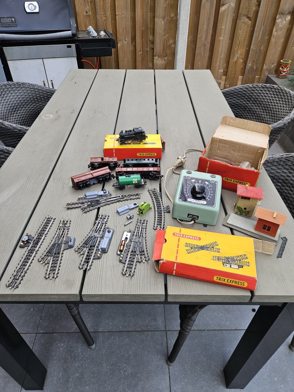 Mooi set Trix Express incl trafo, lok en 5 wagons en bijzondere rails....