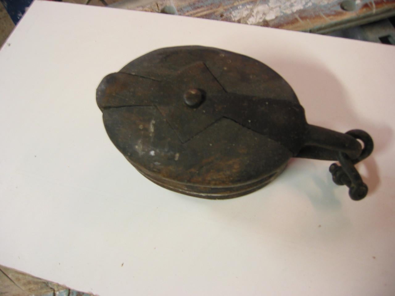 Scheepsblok met gesmeed buitenbeslag