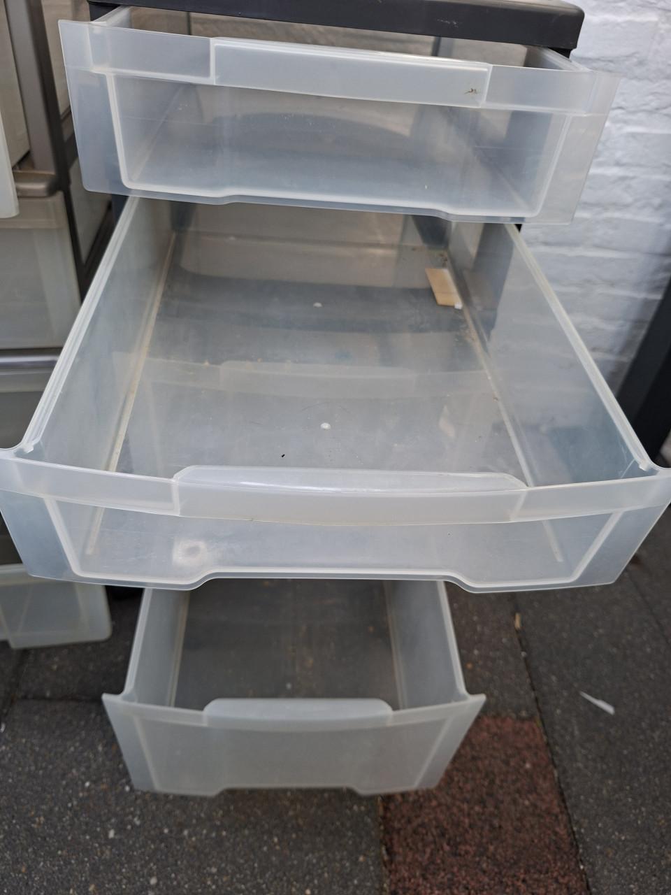 Plastic ladenkastjes voor hobbyspullen op te bergen
