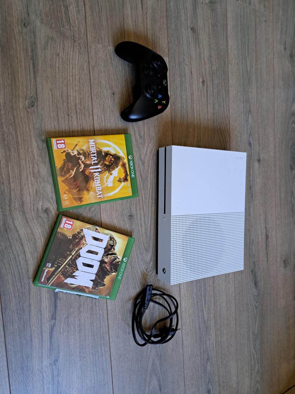 Xbox one S met 2 games