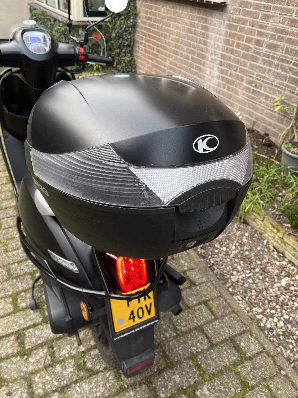 Scooter Kymco 4 takt (geel kenteken) Bijna nieuw. Veel opties.