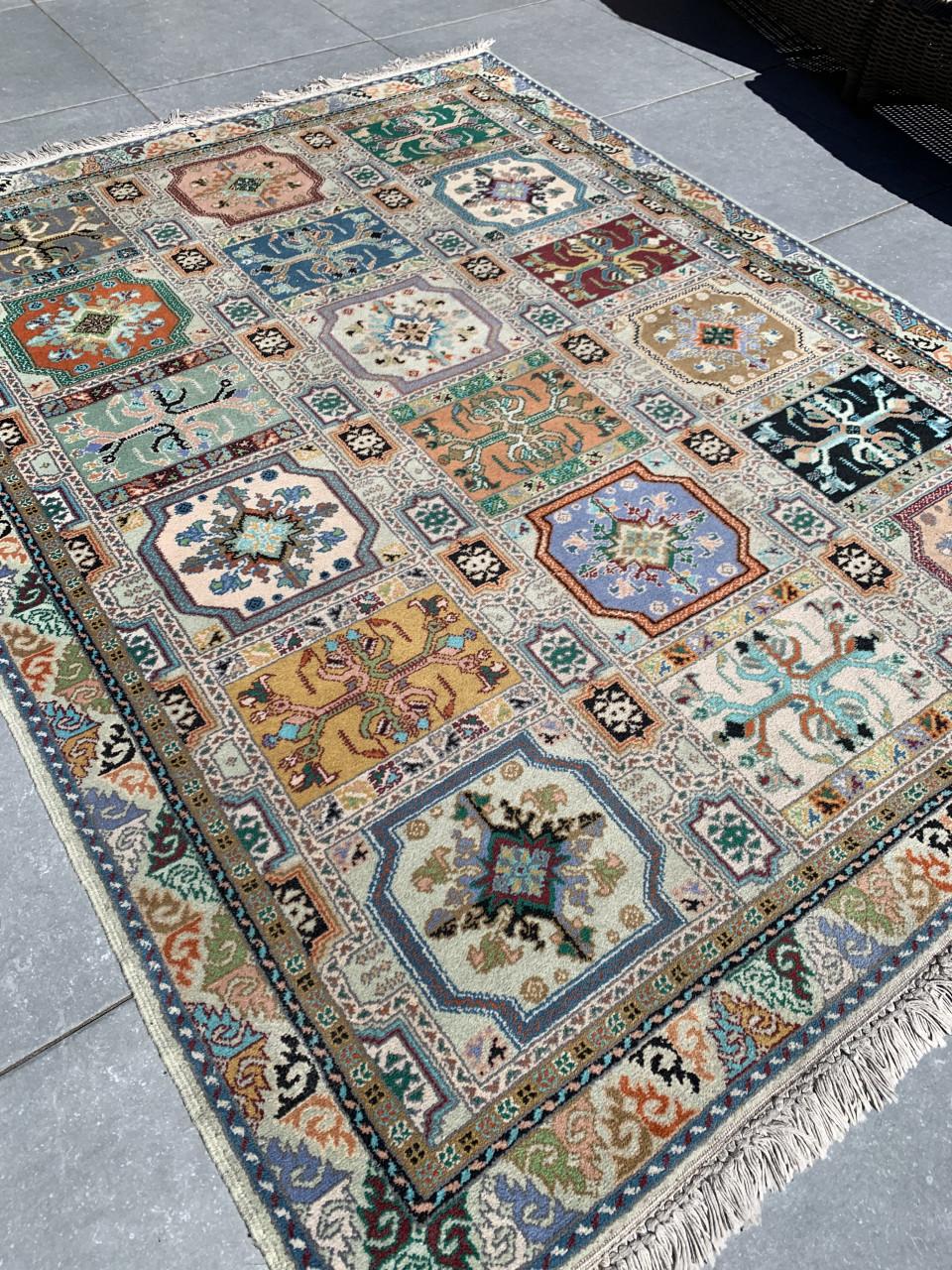 💐Onwijs Leuk Kleurrijk Handgeknoopt Vintage Vloerkleed uit Marokko💐