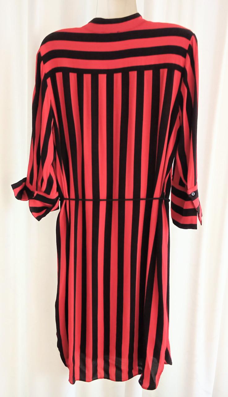 Prachtige jurk, rood met zwarte strepen. Merk Anna van Toor.  Maat 38