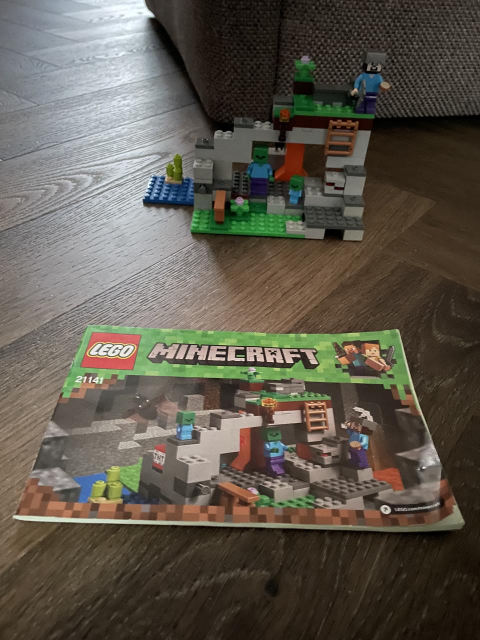 Lego Minecraft: De zombiegrot 21141