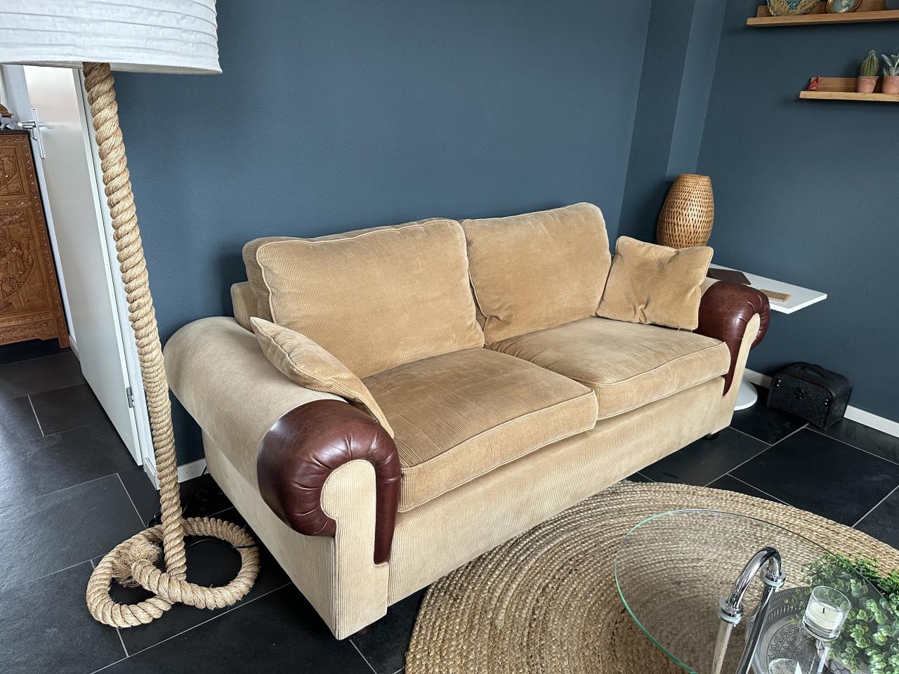 Bank met leren armstukken