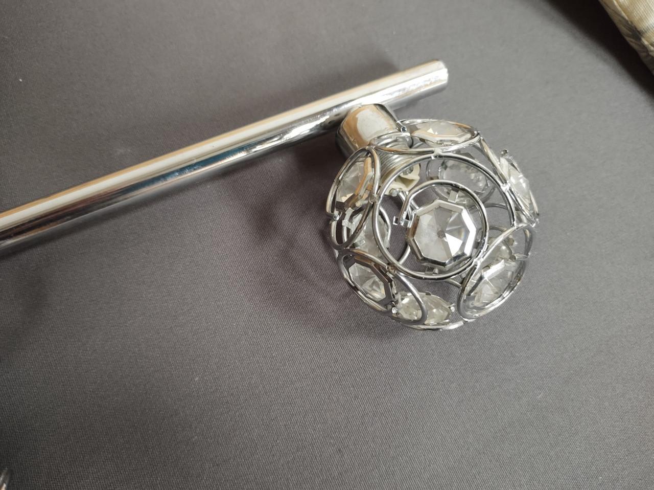 Fraaie hang en plafondlamp. Zilverkleurig met bollen van glas en metaal