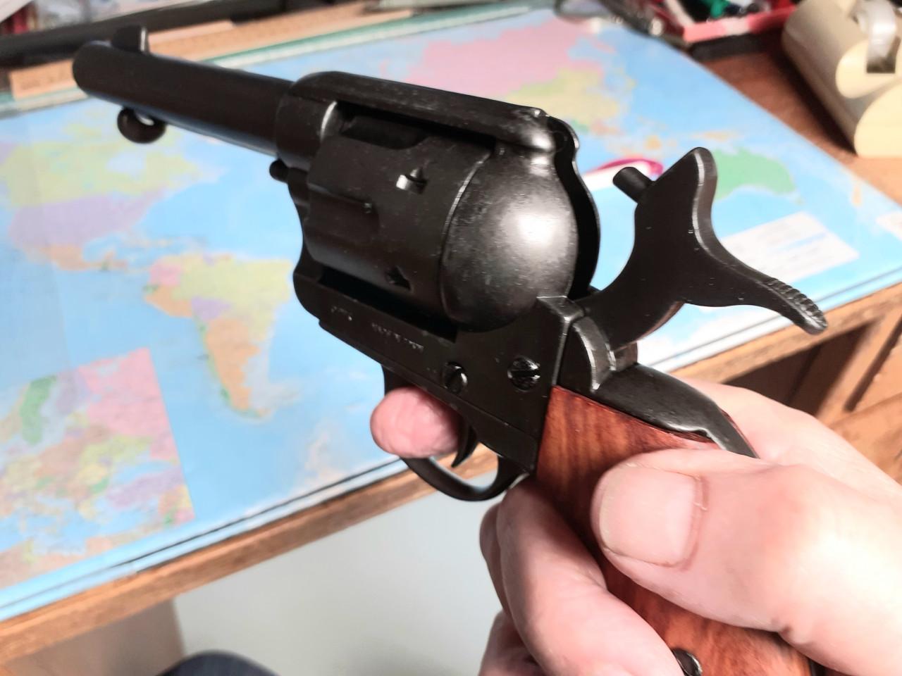 Pistool - een replica  van de .45 kaliber revolver,